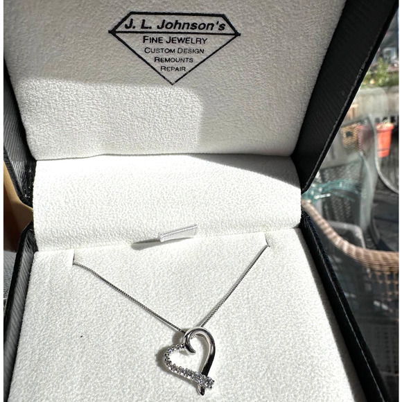 RL - Sterling Silver and CZ Heart pendent on silver chain - Picture 7 of 7
